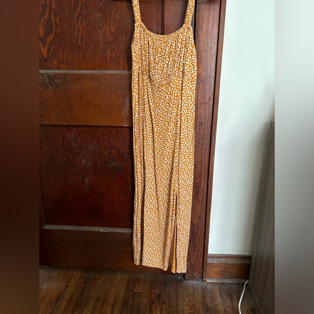 Perfect summery dress. With lots of detail.